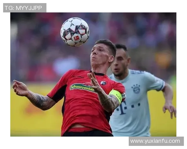 莱万重返老特拉福德为曼联进球拜仁球迷怒斥其背叛与忘恩负义